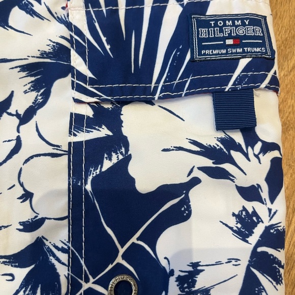 Three designer cargo Bermuda shorts for men, Nike, billabong and Tommy Hilfiger - Picture 9 of 16